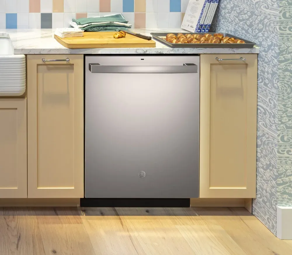 GE APPLIANCES GE ENERGY STAR 17.5 Cu. Ft. Top-Freezer Refrigerator