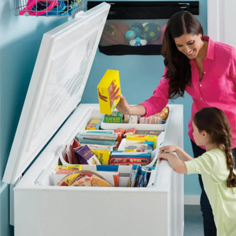 Freezer appliance with organized frozen food storage