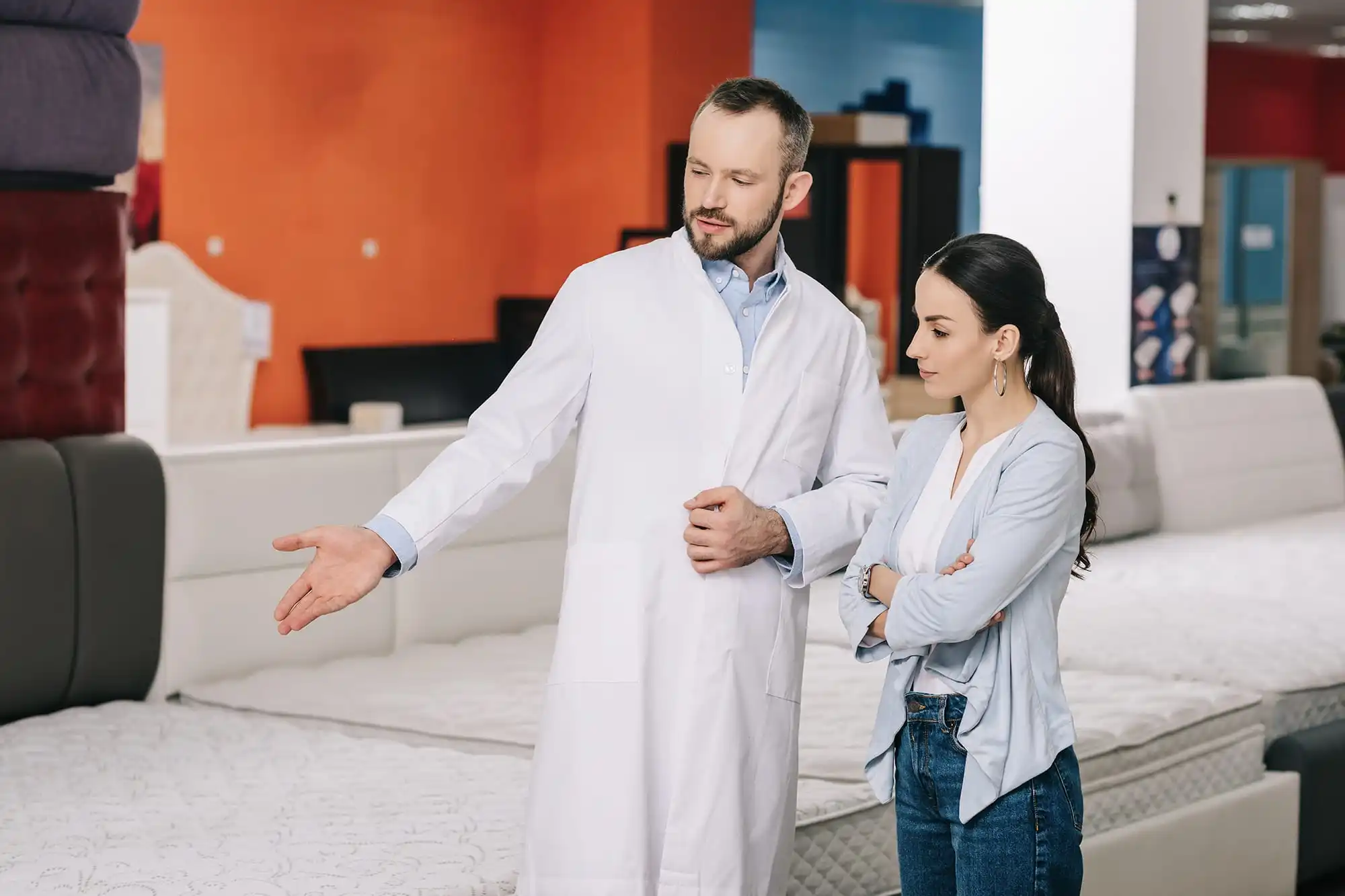 Image of a sleep specialist speaking to a customer