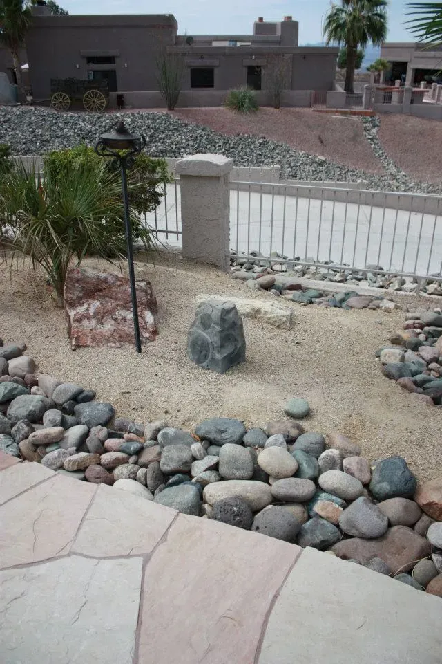 Outdoor lawn speakers