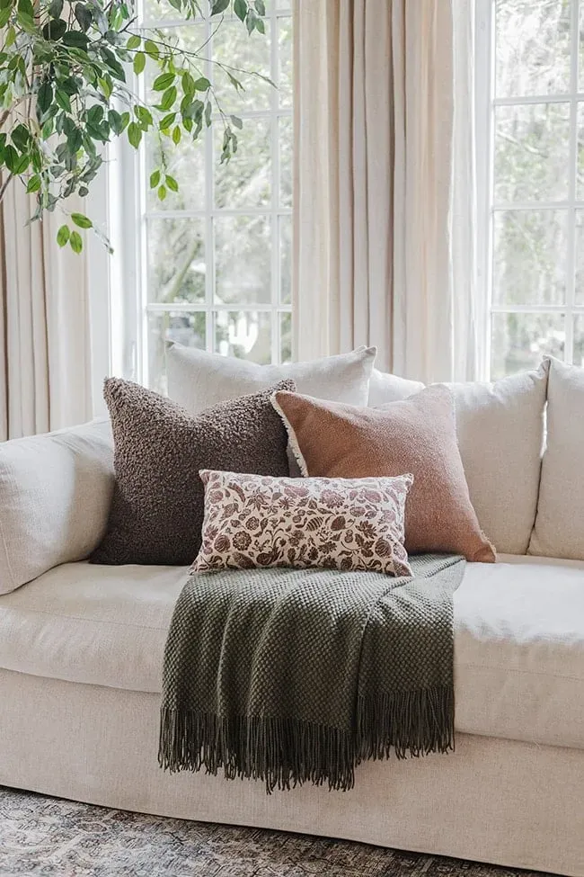 Decorative Pillows And Blankets
