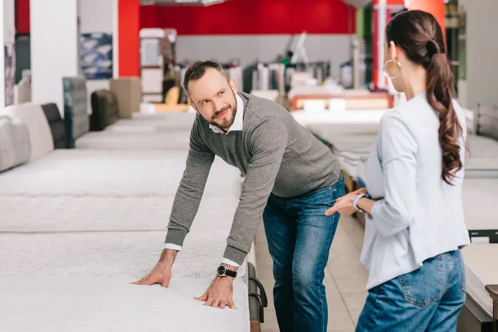 Couple-choosing-mattress-at-mattress-store